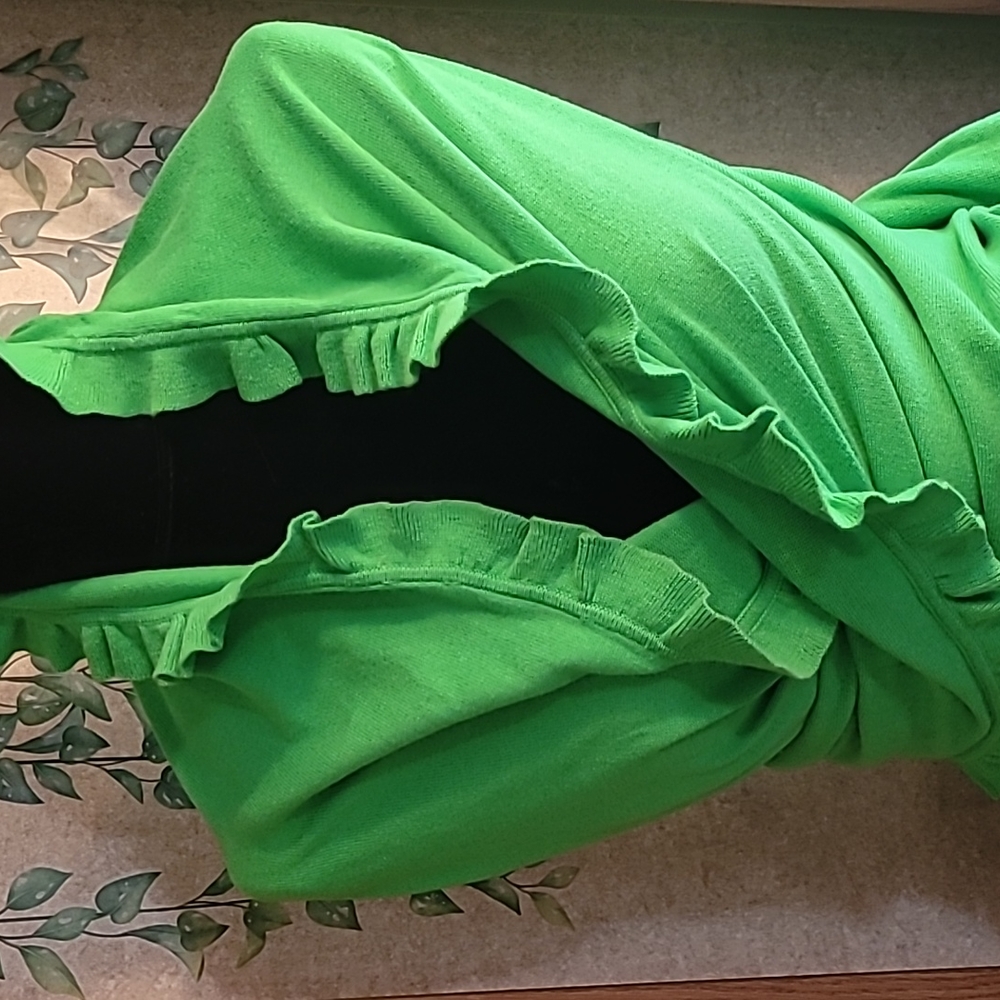 Free with any purchase! Lilly Pulitzer green ruffle wrap - Picture 4 of 12